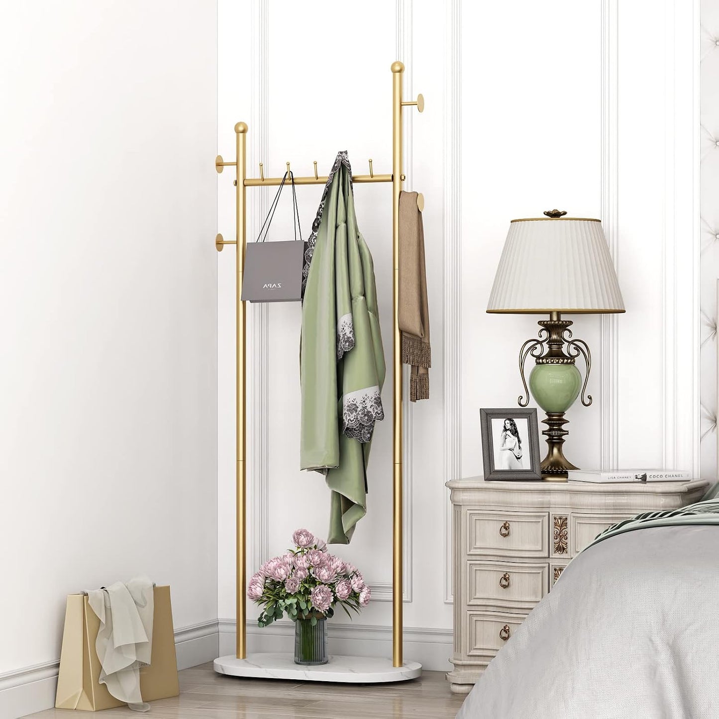 Perchero dorado con base mármol estantes dormitorio
