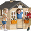 Casa de madera para niños con puerta y banco