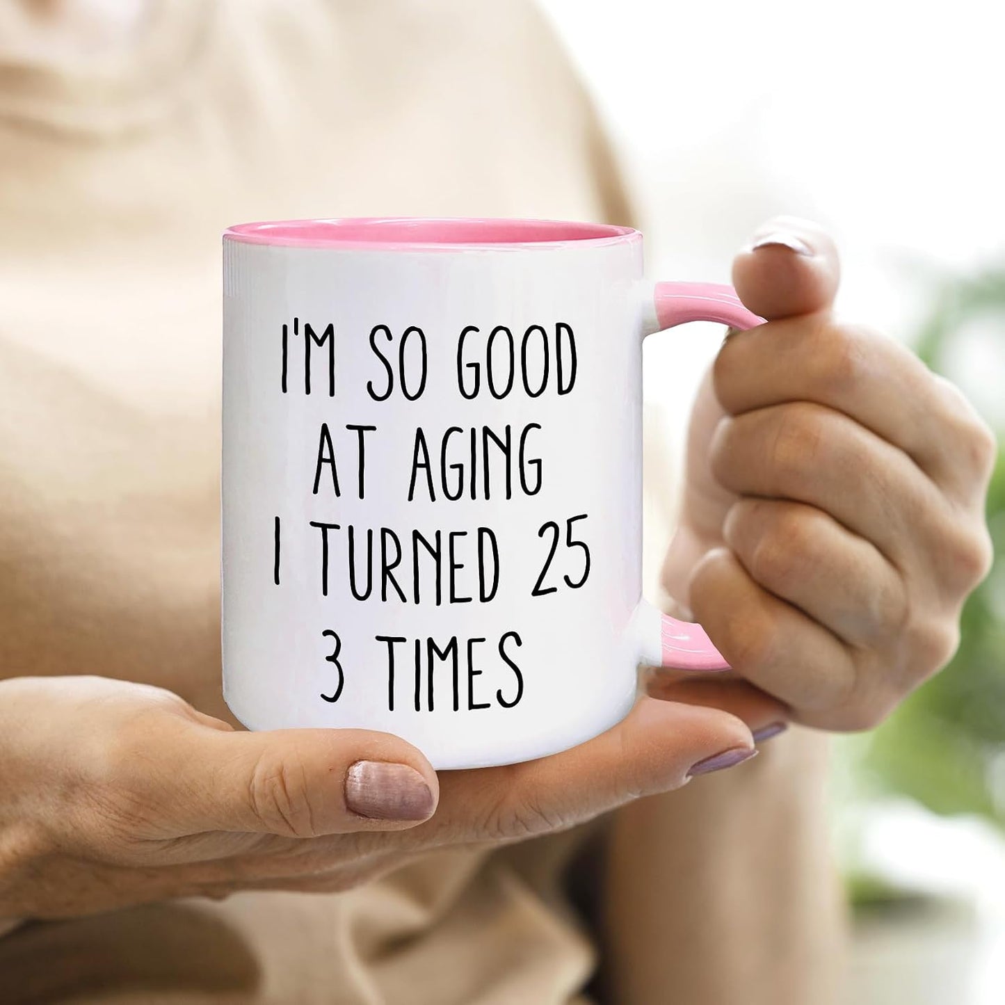 Taza café rosa texto inglés I So Good At Aging