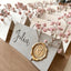 Tarjetas de lugar de boda Whaline con sellos de cera bronce sin flores secas