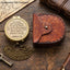 Compás de bronce con mensaje bíblico inspirador