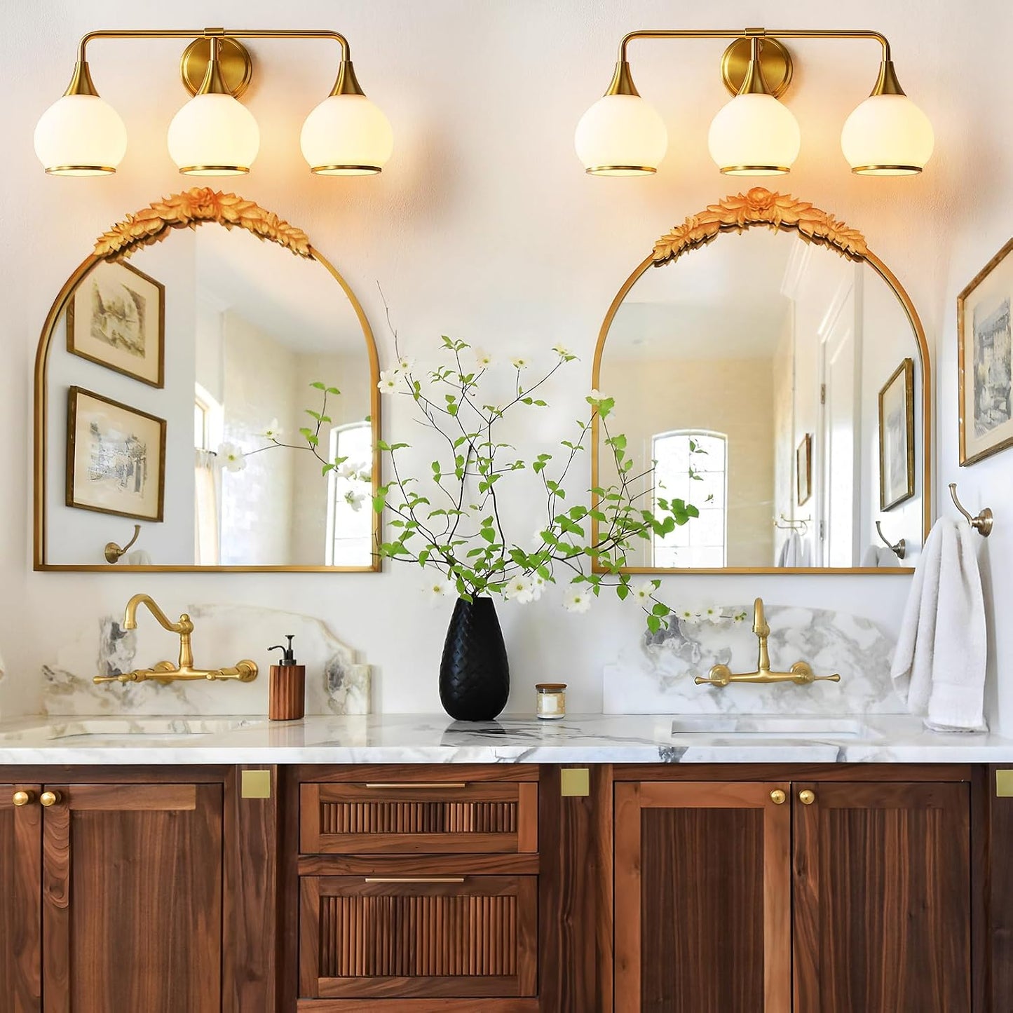Lámpara baño oro cepillado 3 luces vidrio blanco 22pulg