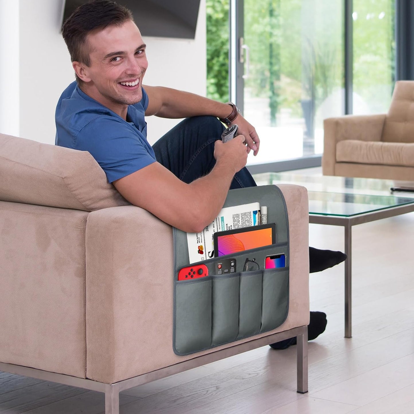Soporte control remoto TV con 5 bolsillos antideslizante gris