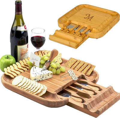 Tabla cortar bambú con monograma y cuchillos para queso