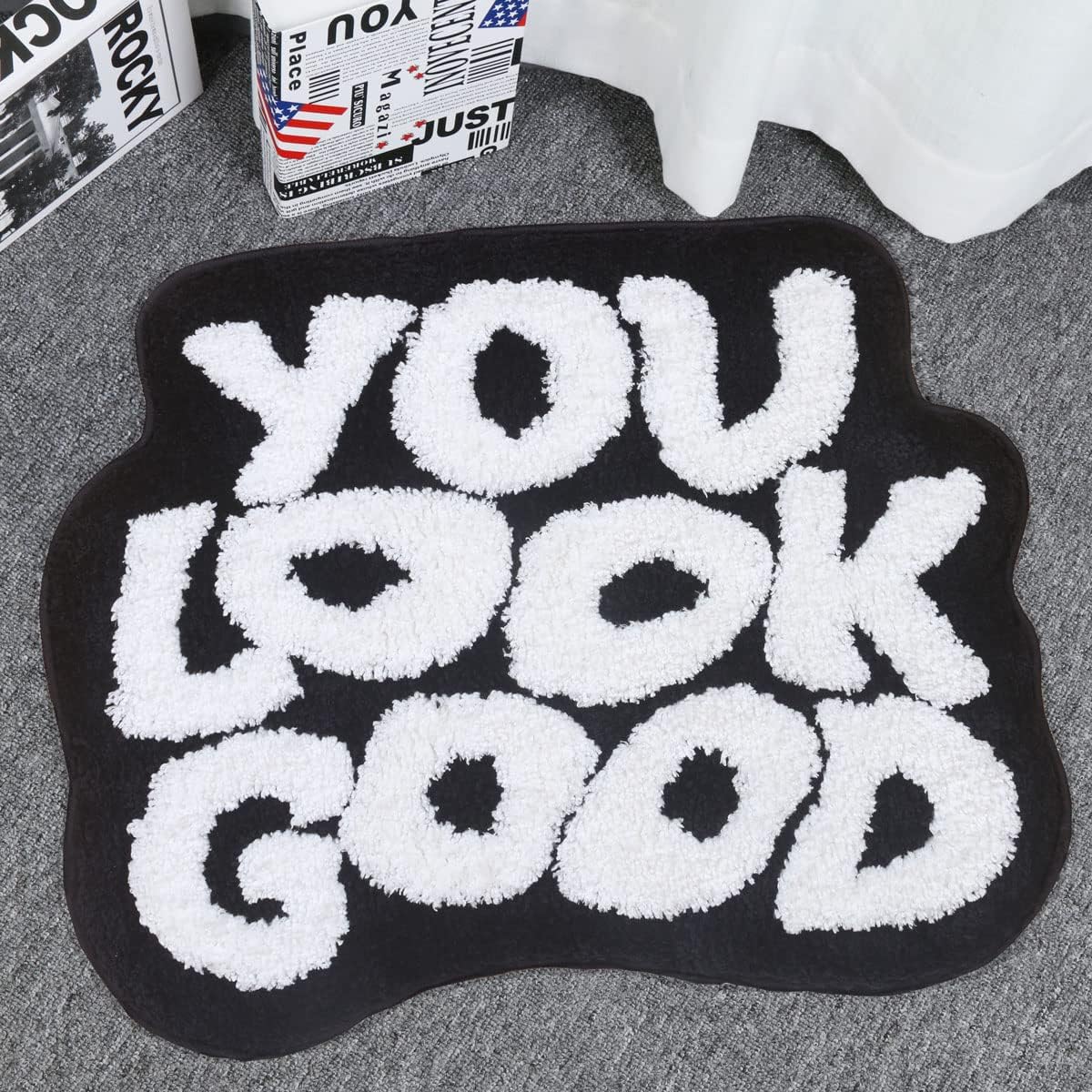 Alfombra baño negra con texto