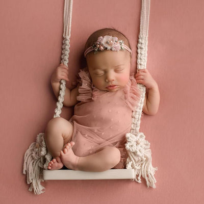 Accesorios macramé para bebé con clips de fondo madera blanca