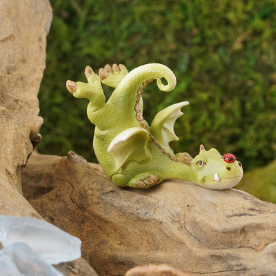 Figurita hada dragón verde con mariquita
