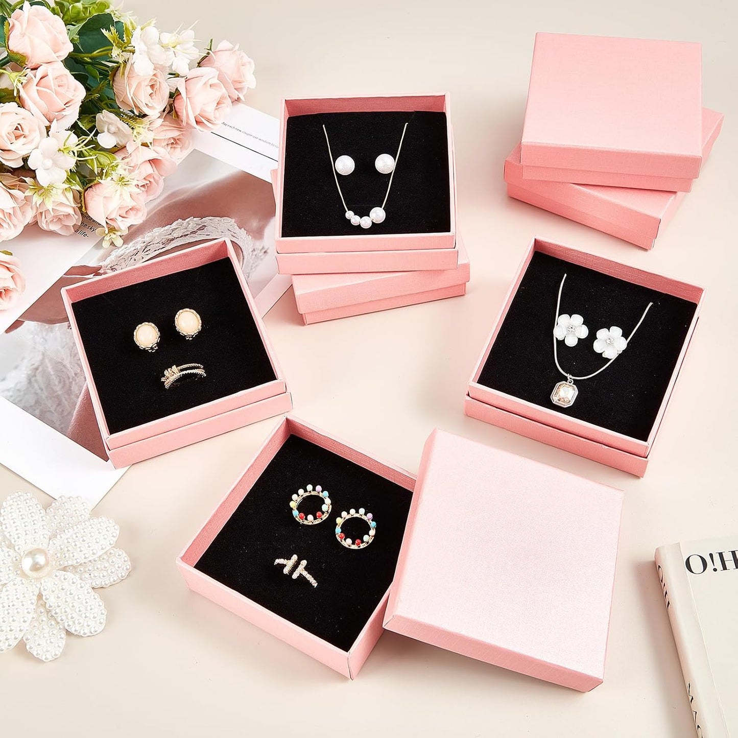 Caja regalo 36 Pzas aretes anillos collares 3.5x3.5" rosa