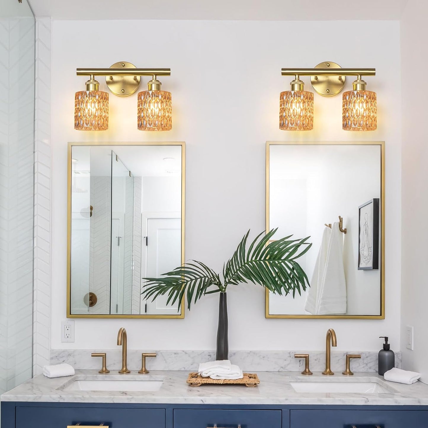 Lámpara tocador baño dorado con pantalla vidrio ámbar