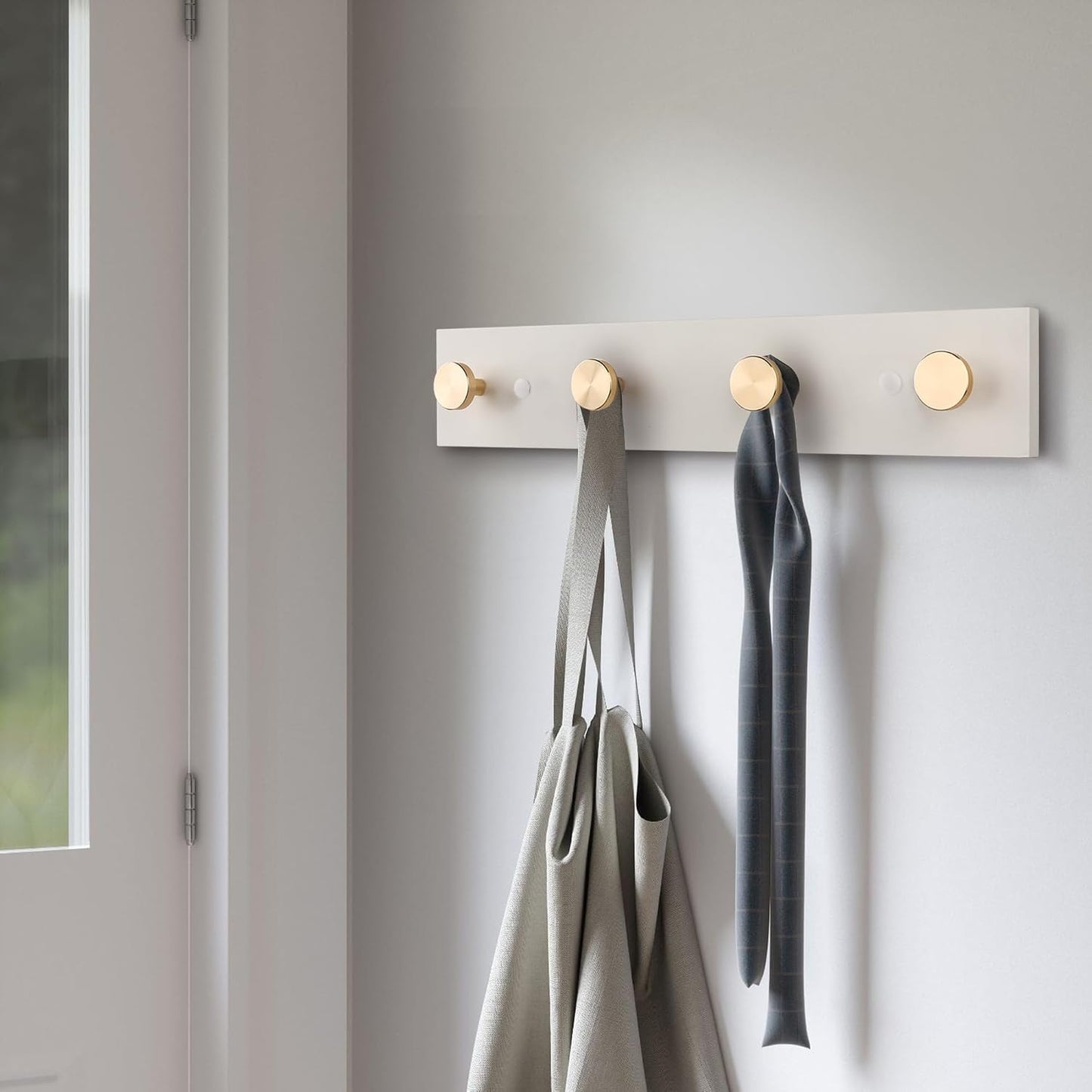 Perchero madera 4 ganchos aluminio 16" placa blanca