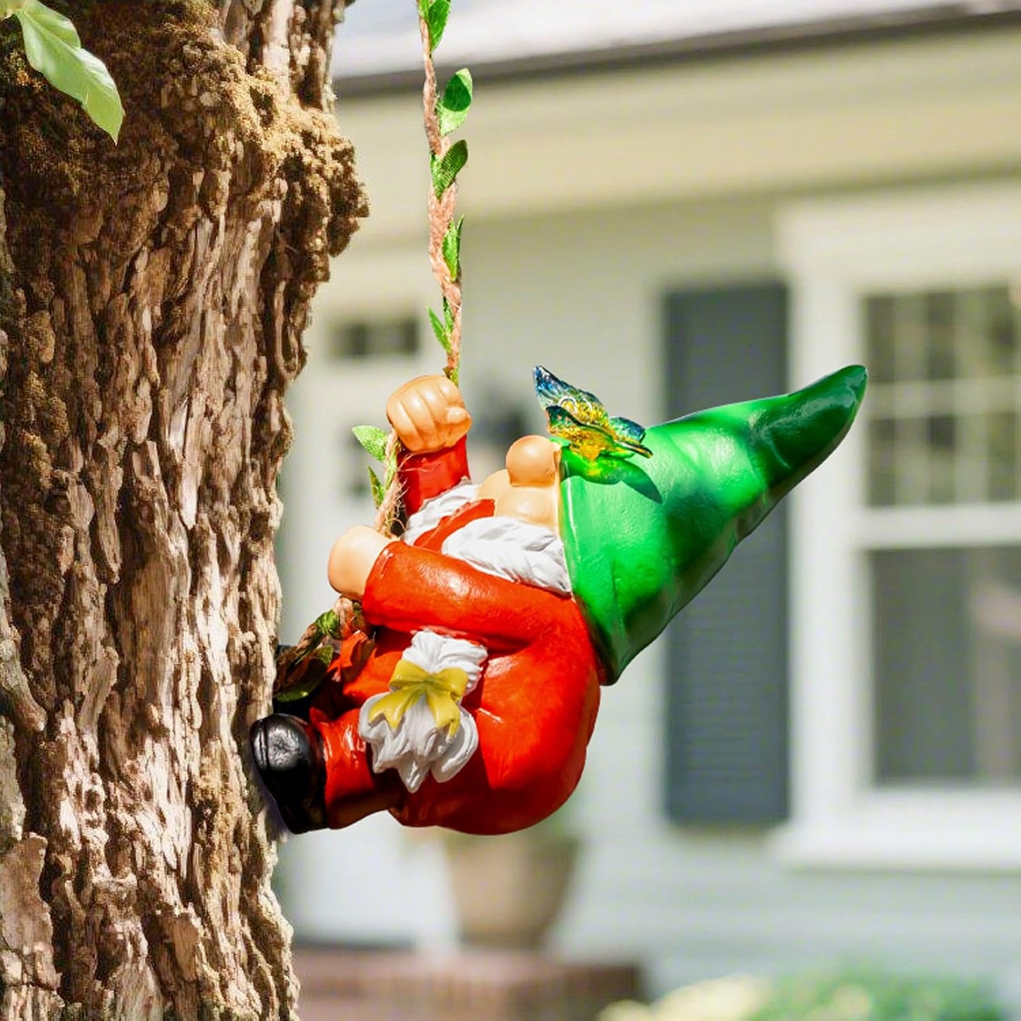 Estatua gnomo colgante dama mariposa abrazador árbol