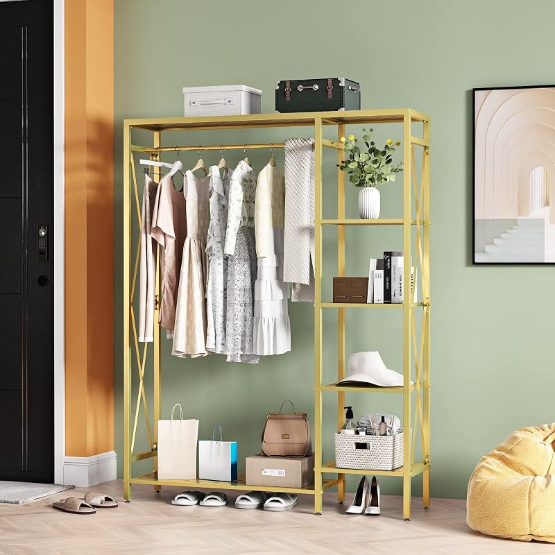 Estantes de ropa dorados modernos para boutiques