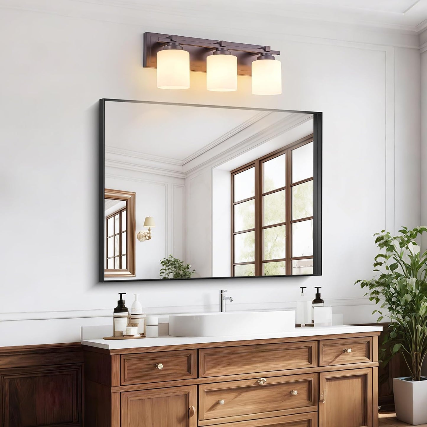 Lámpara baño 3 luces bronce con pantallas vidrio blanco
