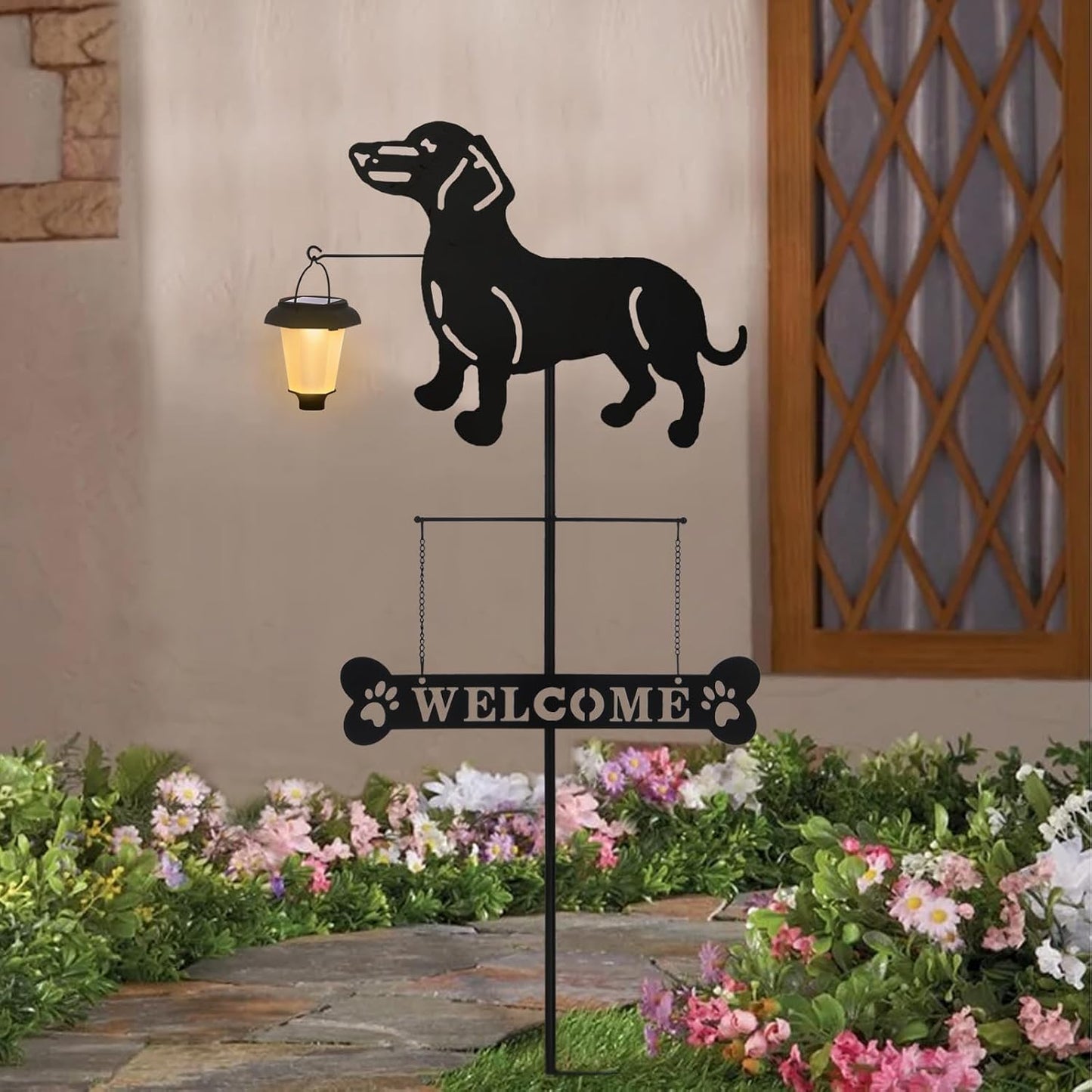 Letrero perro salchicha farol huellas pata jardín