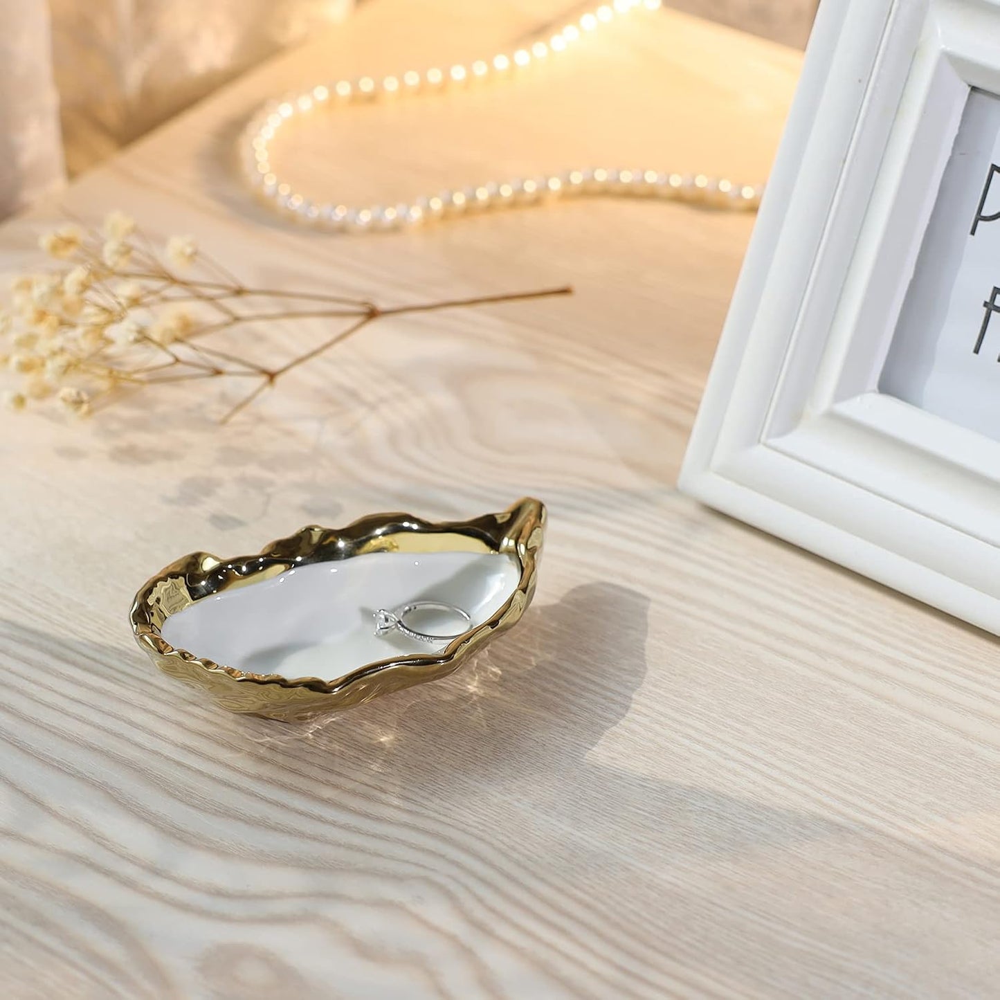 Plato cerámica dorada para anillos de ostra y joyas