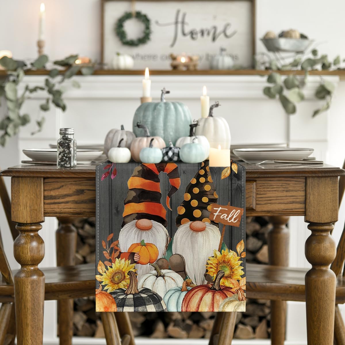 Mesa Acción de Gracias con gnomos calabazas y hojas