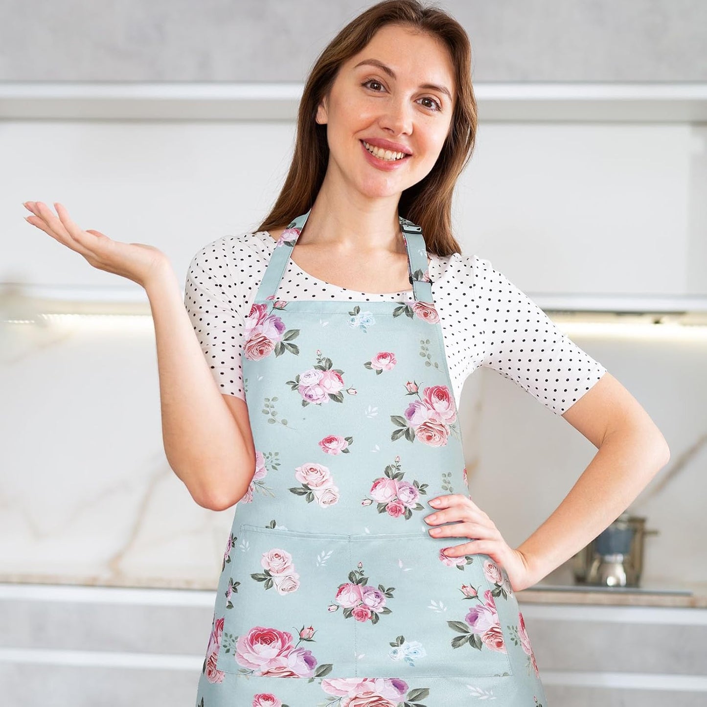 Delantal floral ajustable con bolsillos para mujer