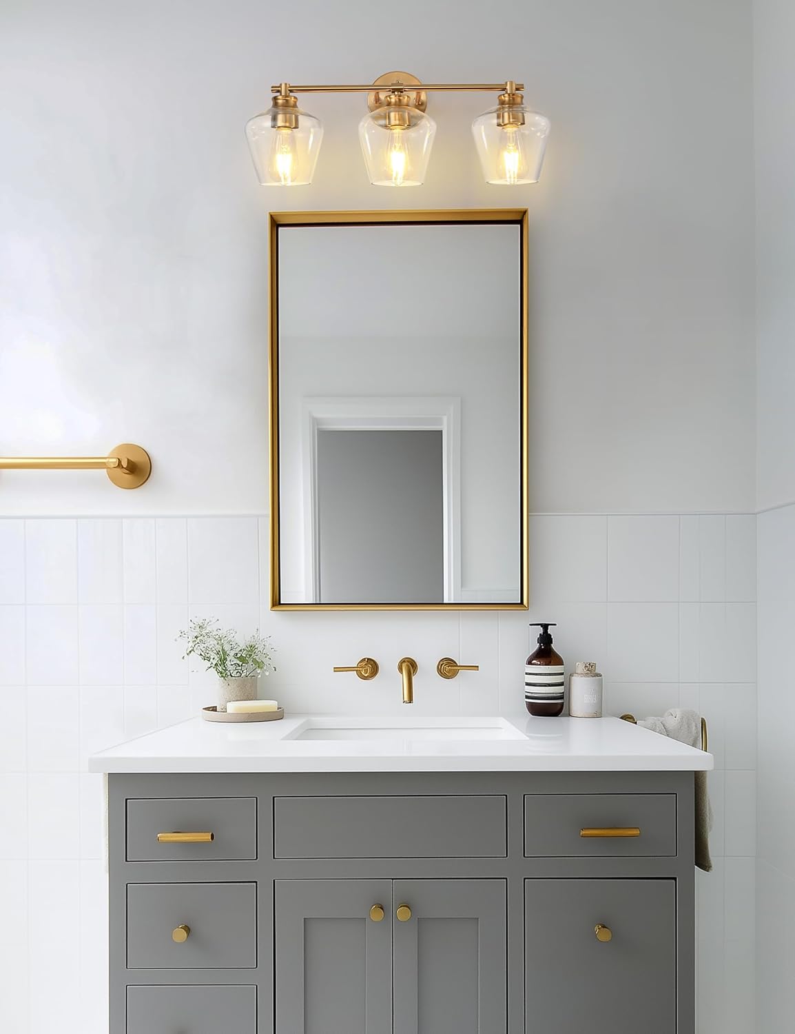 Lámpara baño 3 luces doradas cubiertas copa vino moderna