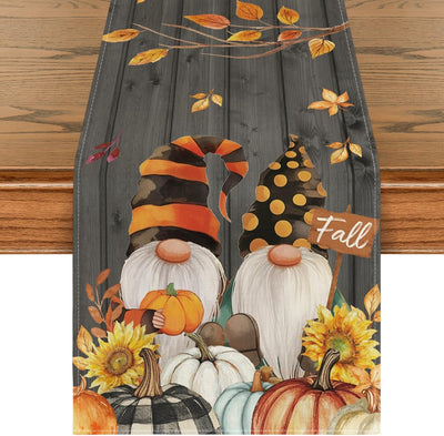 Mesa Acción de Gracias con gnomos calabazas y hojas