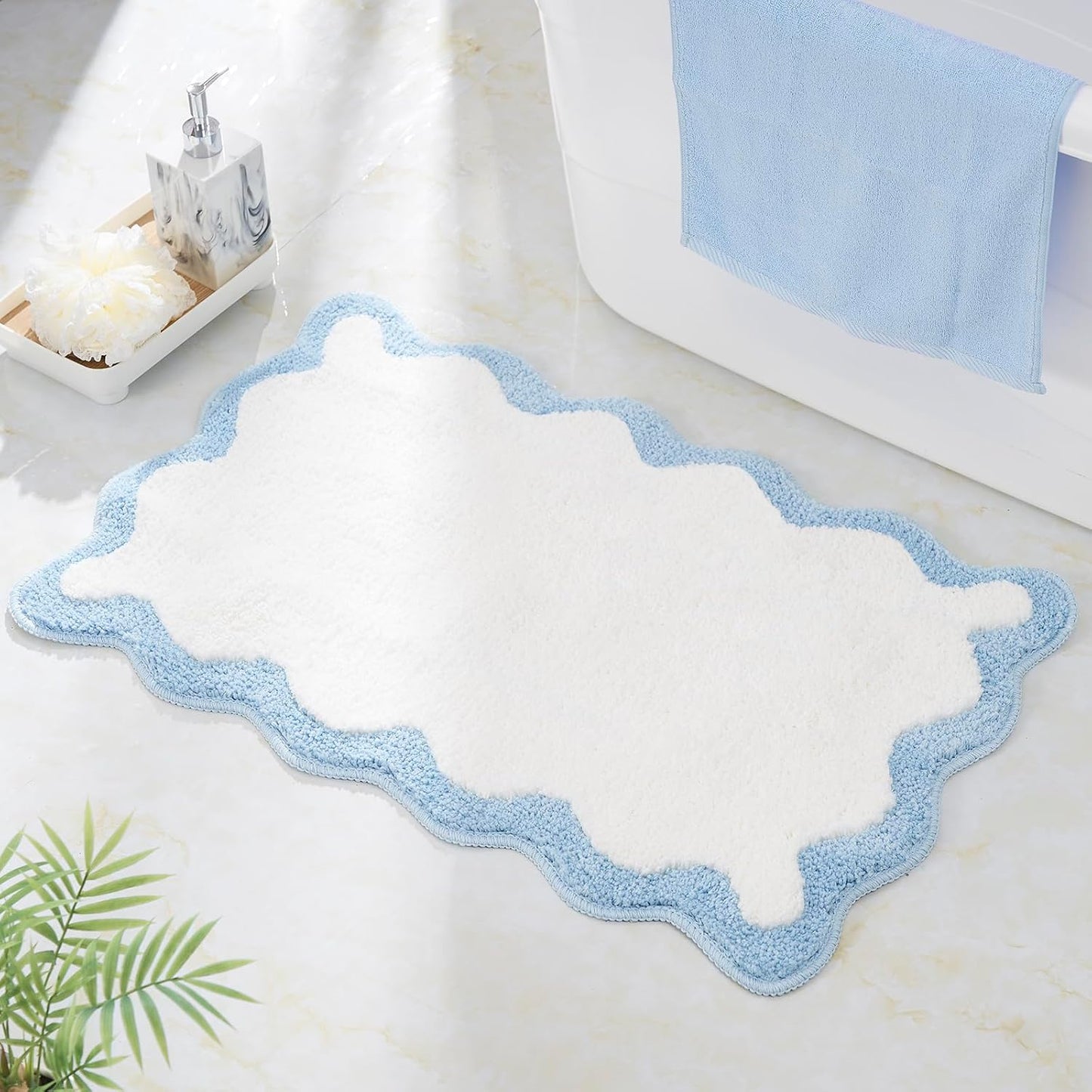 Tapete baño blanco borde azul microfibra antiderrap