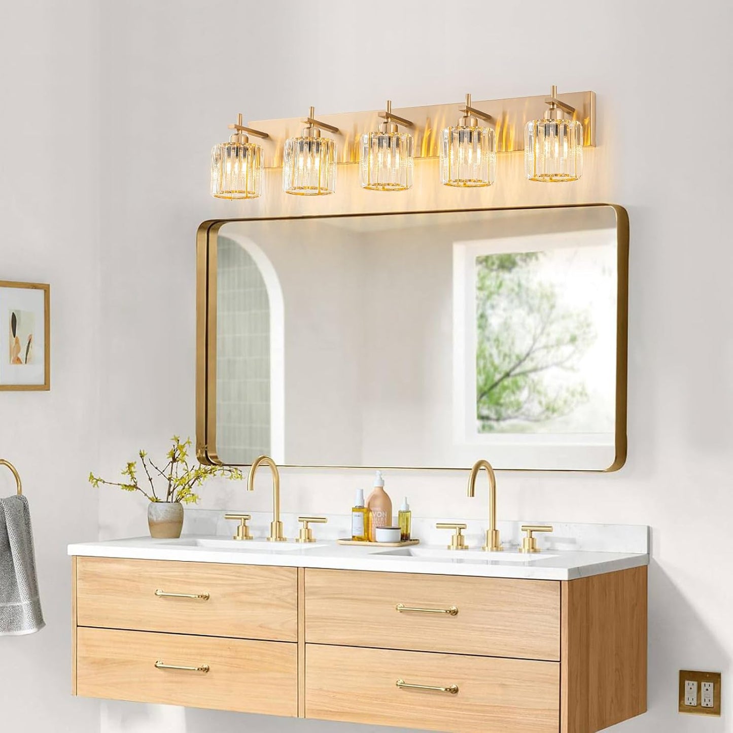 Lámparas de baño con luces doradas y acabado latón