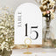 Mesa de boda minimalista con arco numérico del 1 al 20 y papel texturizado de 4 x 6 pulgadas