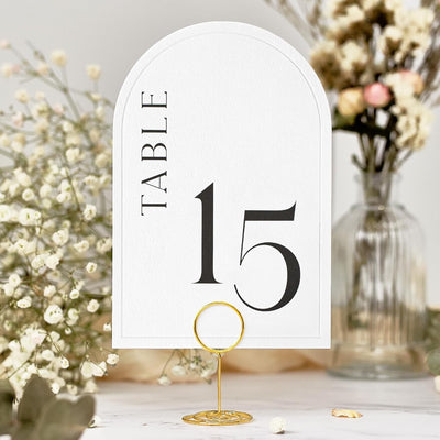 Mesa de boda minimalista con arco numérico del 1 al 20 y papel texturizado de 4 x 6 pulgadas