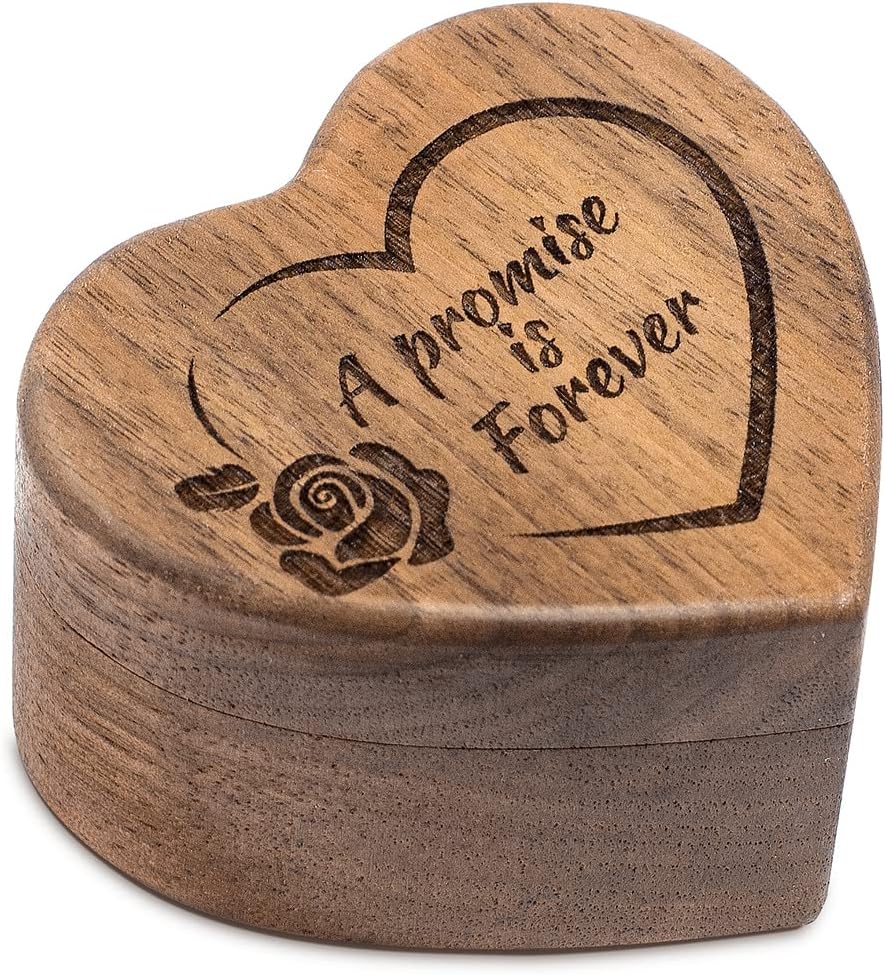 Caja madera nogal anillo compromiso forma corazón grabada