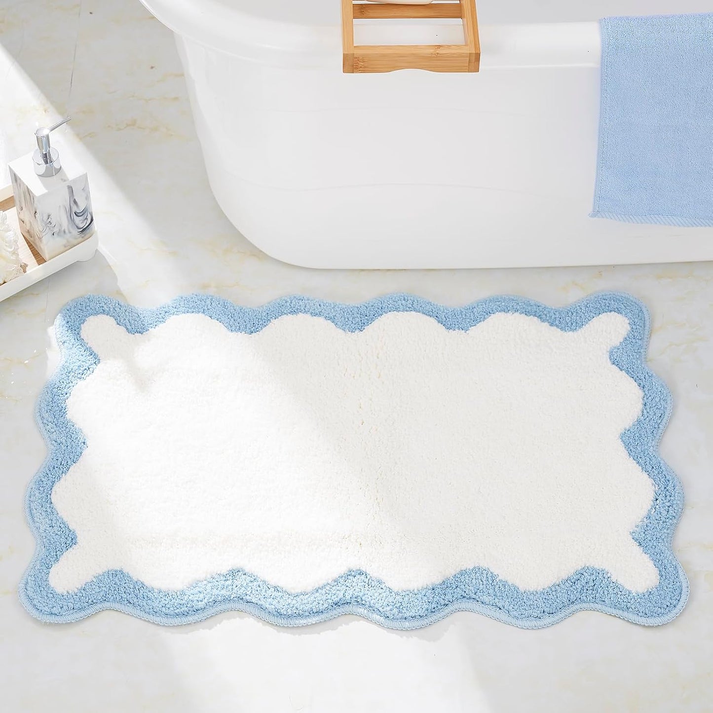 Tapete baño blanco borde azul microfibra antiderrap