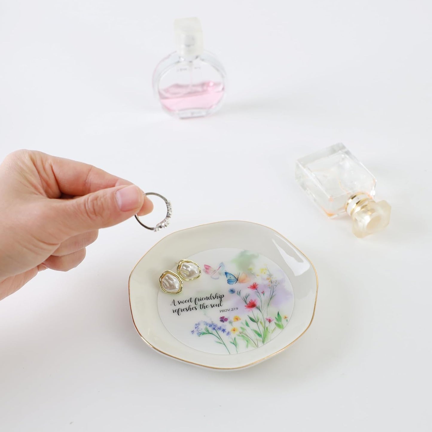 Regalos cristianos para amigas con anillos y bandeja