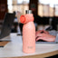 Botella agua aislada vacío 17oz color coral