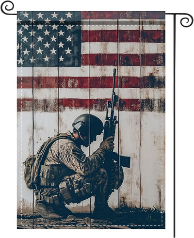 Bandera jardín soldado arrodillado 12x18pulg