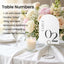 Mesa de boda minimalista con arco numérico del 1 al 20 y papel texturizado de 4 x 6 pulgadas
