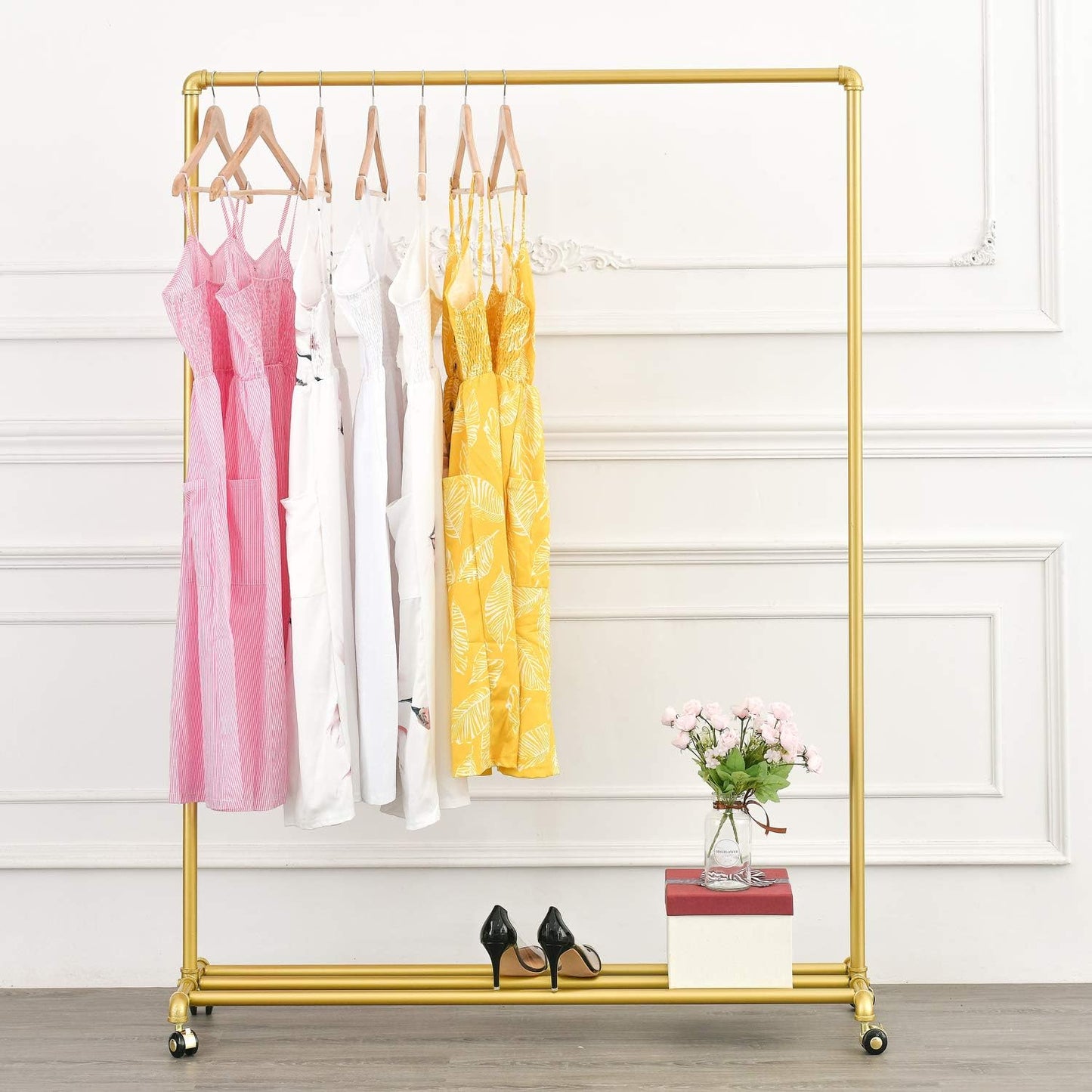 Estantes ropa oro rodantes sobre ruedas para boutiques