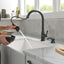Grifo cocina Delta negro mate rociador dispensador jabón