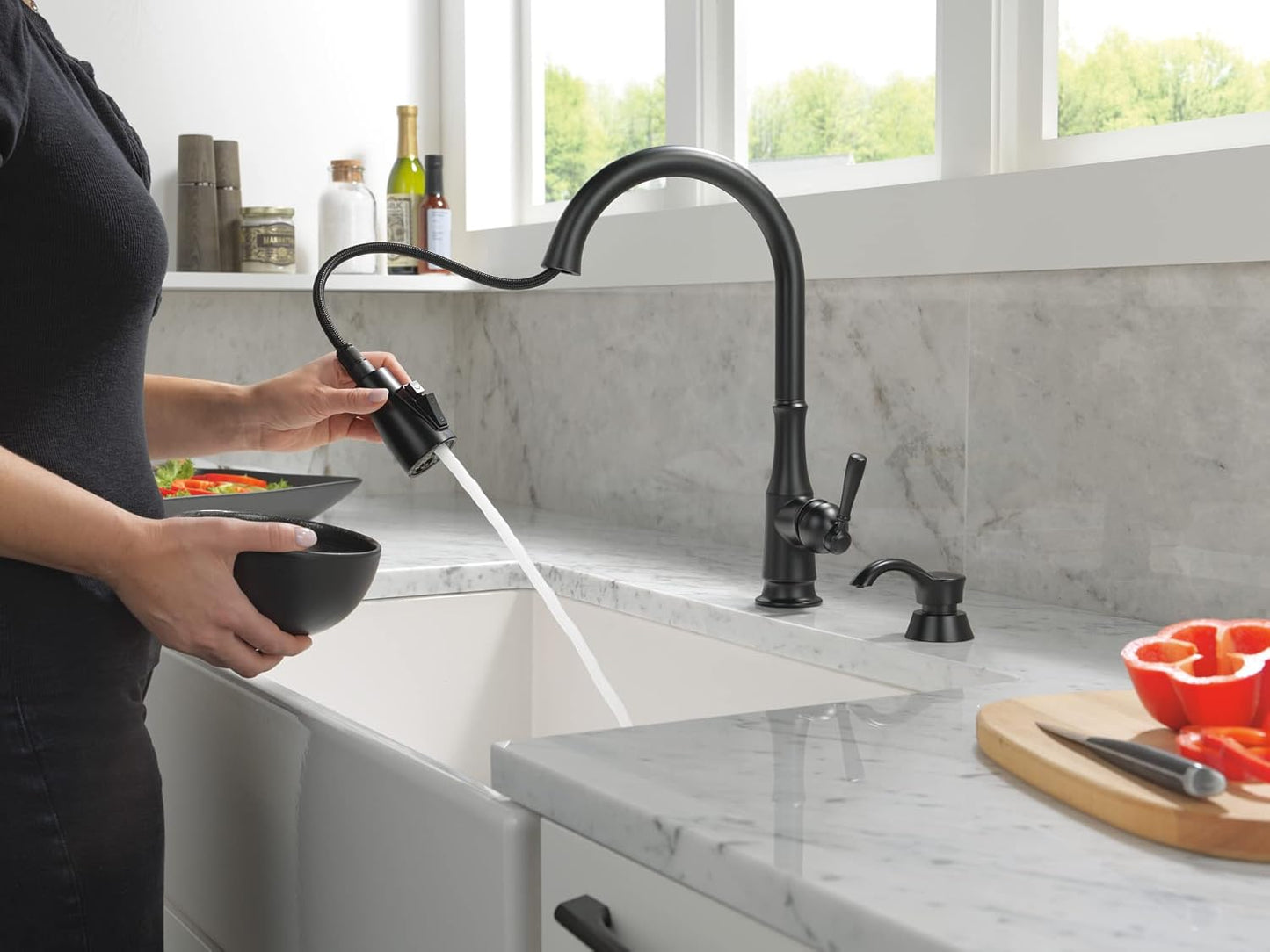 Grifo cocina Delta negro mate rociador dispensador jabón