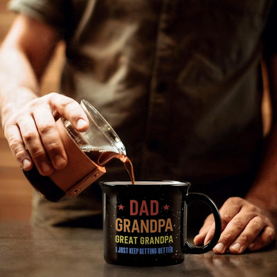 Regalo negro 15oz con texto 'i just keep getting better'