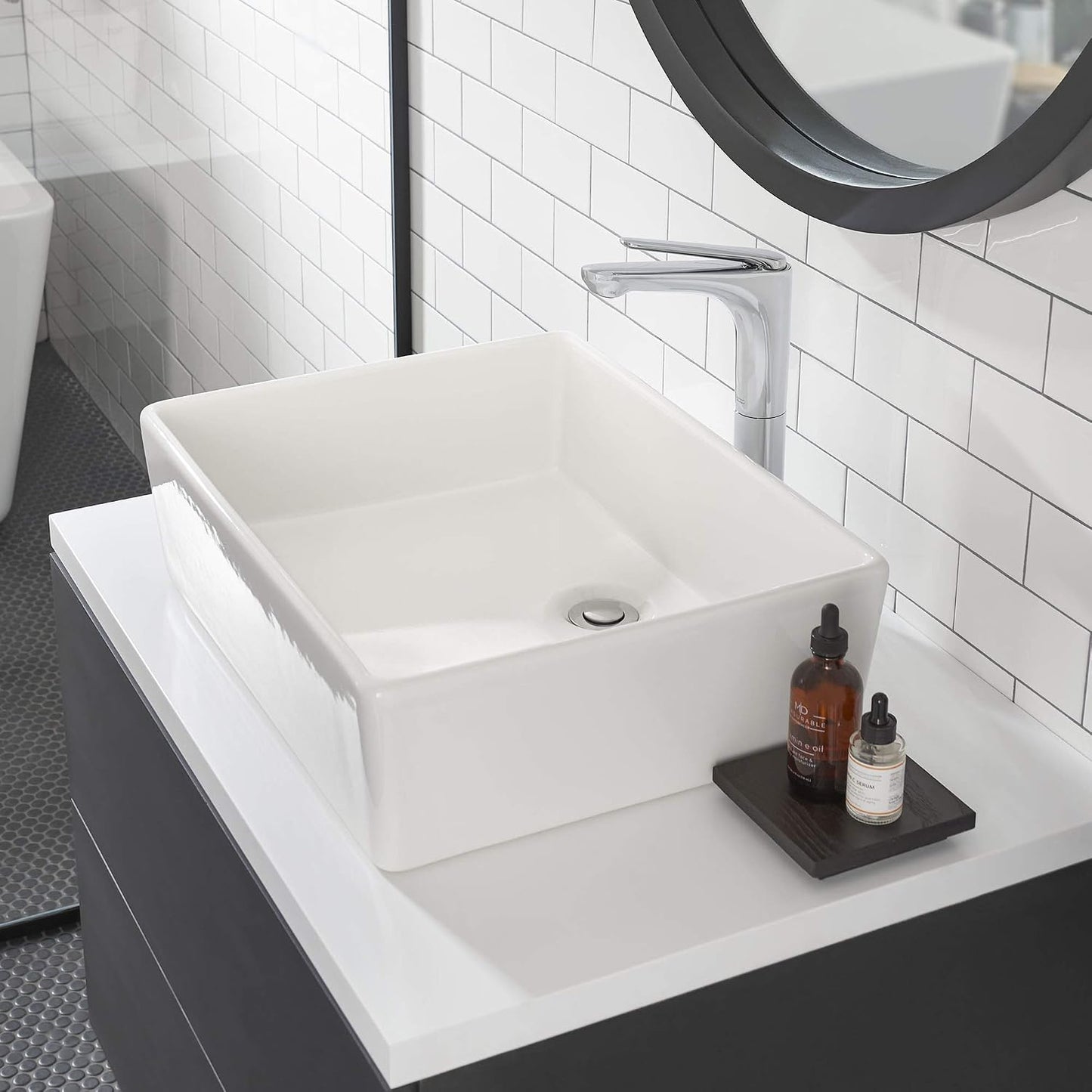 Fregadero rectangular sobre mostrador blanco