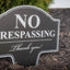 Letrero metal No Trespassing 10x14"