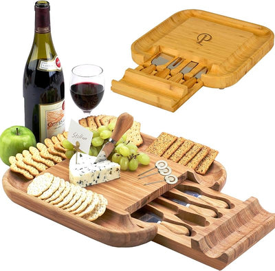 Tabla cortar bambú con monograma cuchillos y marcadores