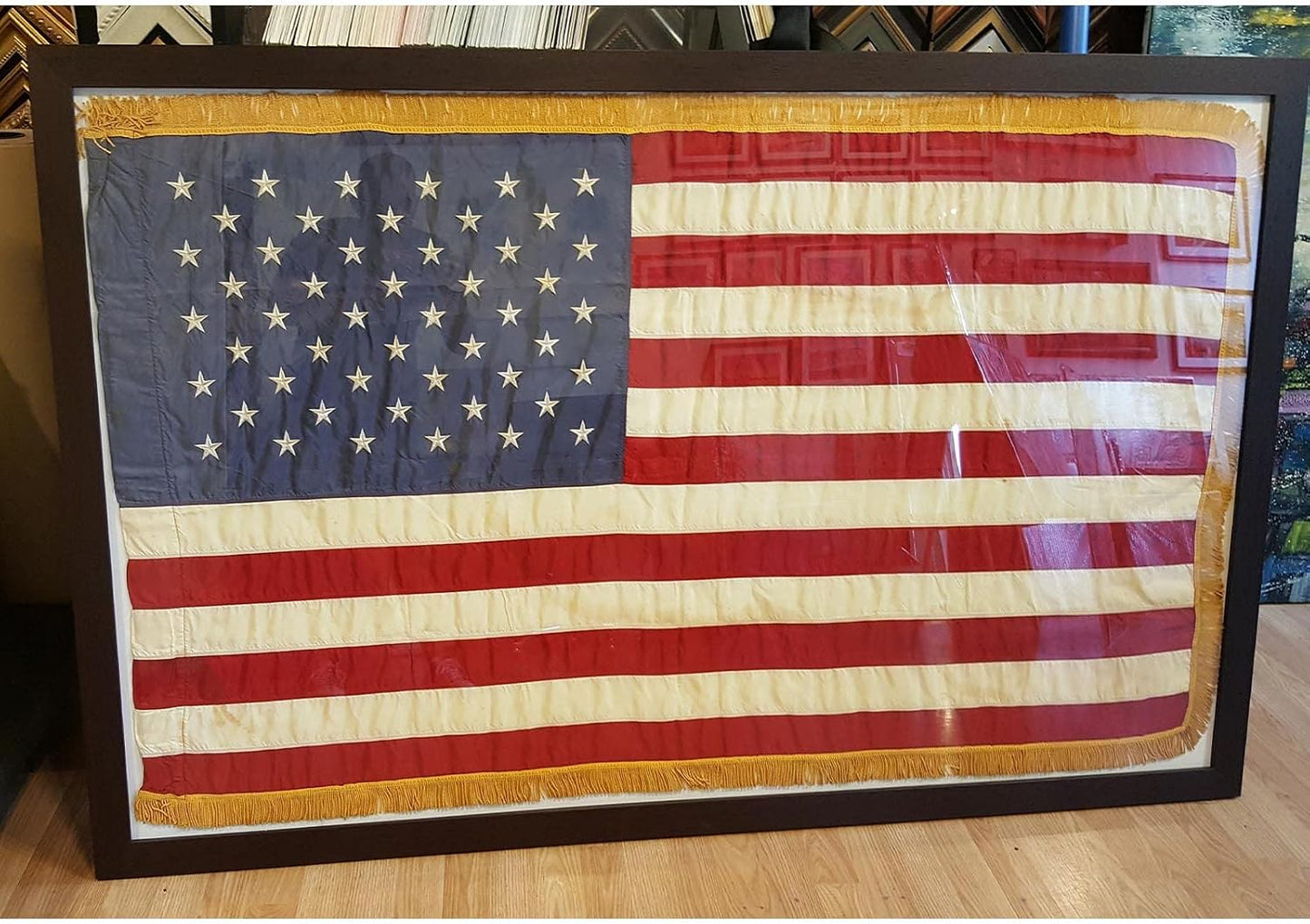 Bandera EE.UU. con flecos dorados 4x6ft para interiores