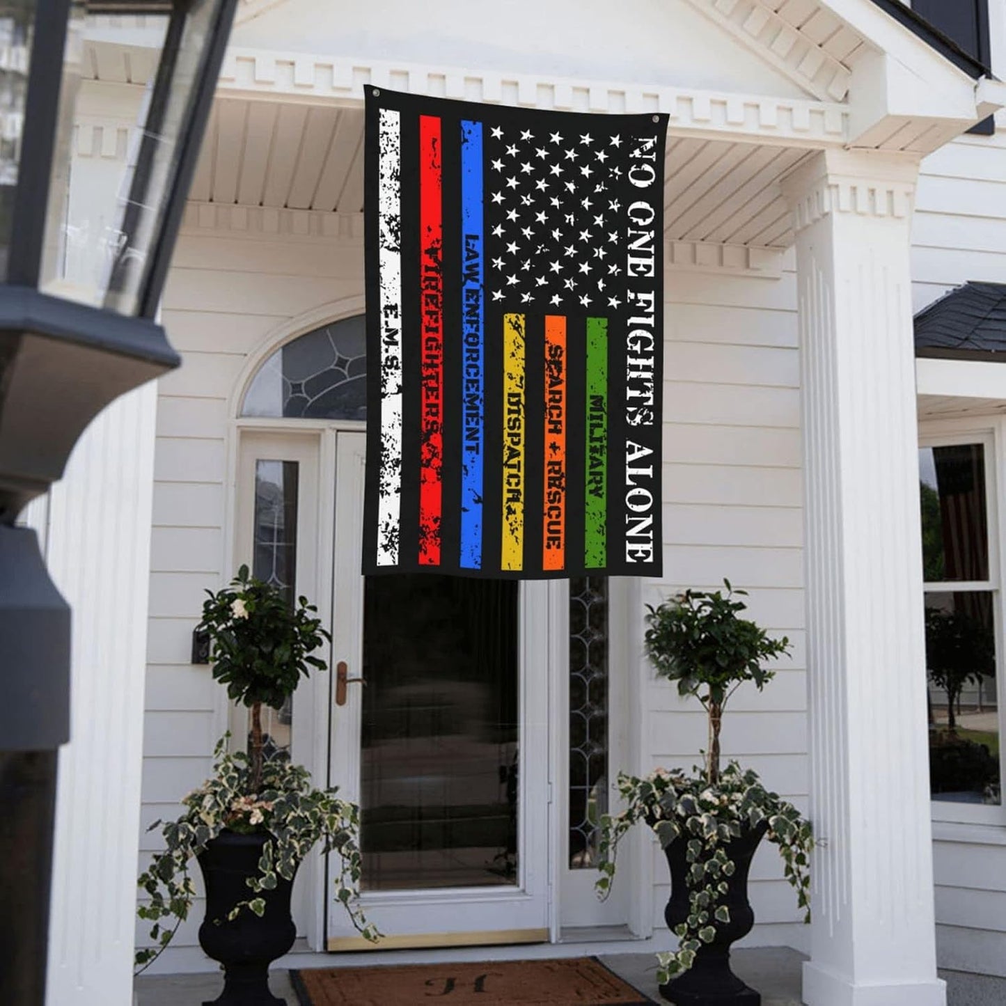Bandera 3x5ft 'No One Fights Alone' para interiores y exteriores