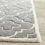 Alfombra pasillo lana geométrica 2'3"x7' gris oscuro/marfil