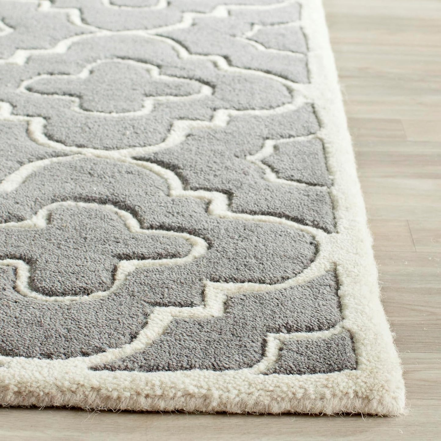 Alfombra pasillo lana geométrica 2'3"x7' gris oscuro/marfil