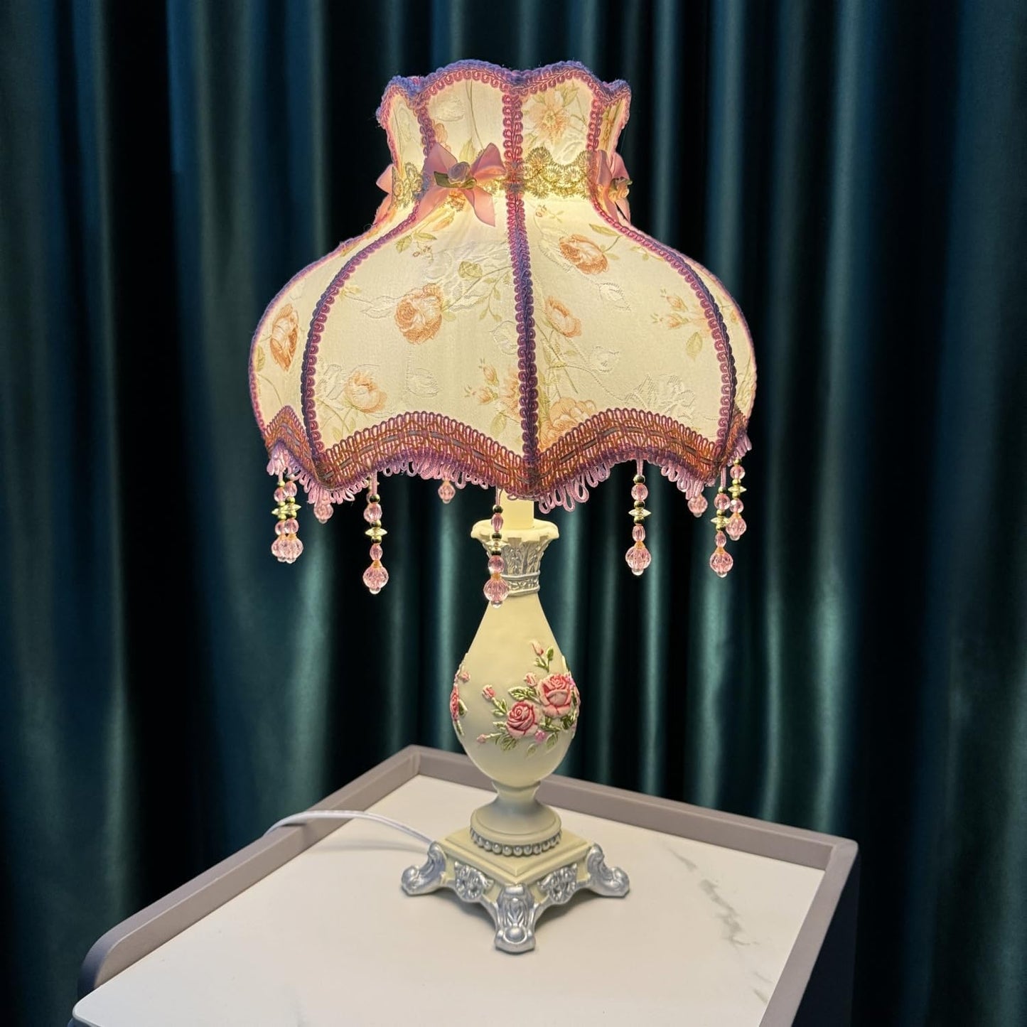 Lámpara de mesa victoriana tela encaje rosa con cuentas