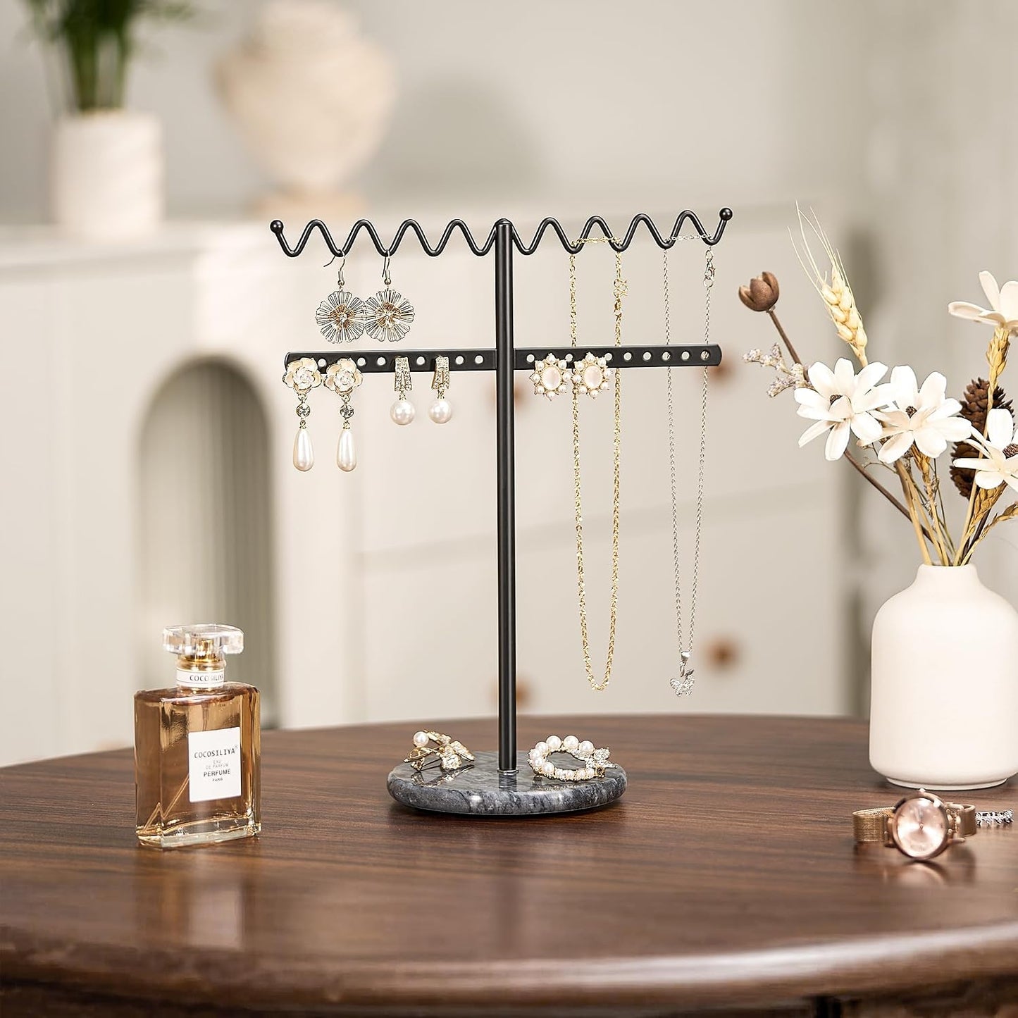 Soporte collares metal negro ondulado base mármol