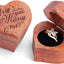 Caja anillo forma corazón madera grabada