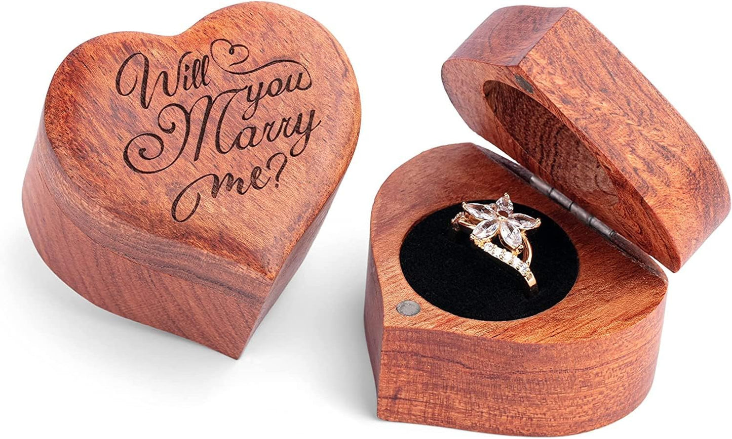 Caja anillo forma corazón madera grabada