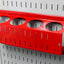 Soporte latas aerosol ranurado rojo