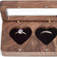 Caja madera nogal forma corazón para boda y compromiso